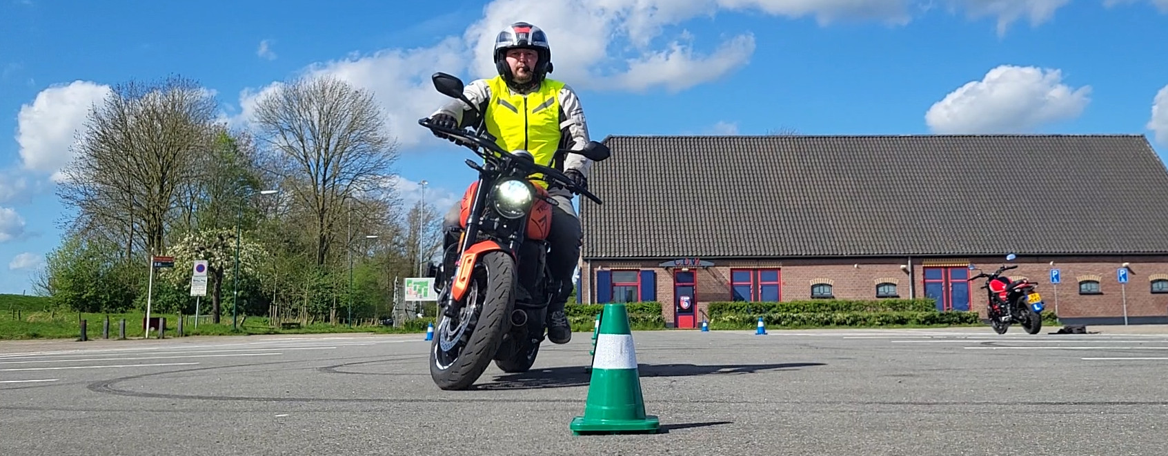 Erik Brouwer rijinstructeur motor, langzame slalom